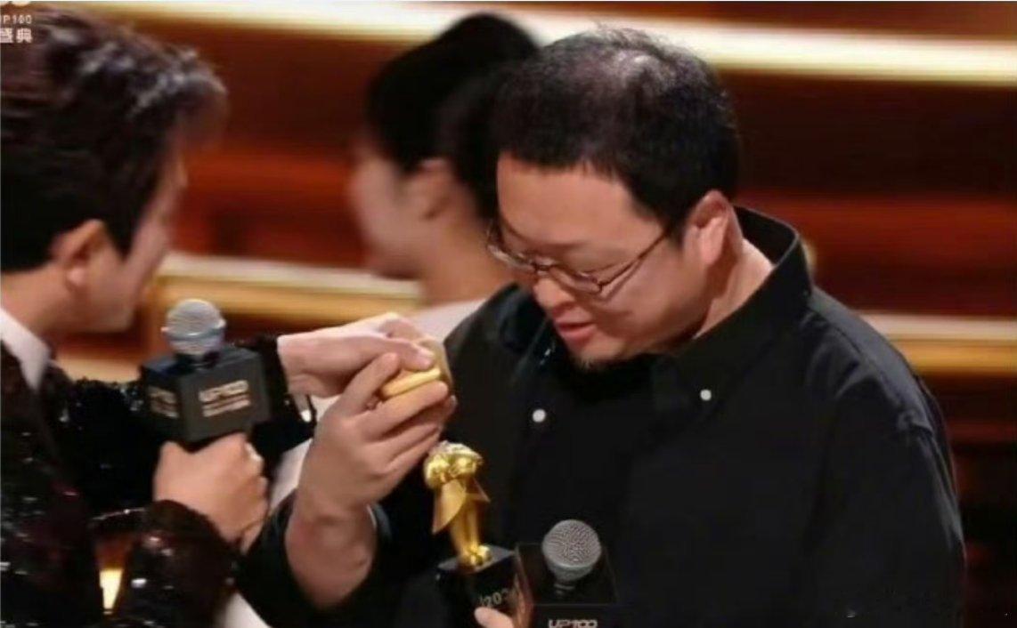 B站百大UP主听说罗永浩老师上台领奖的时候，奖杯小金人的头掉了！这也太尴尬了！?