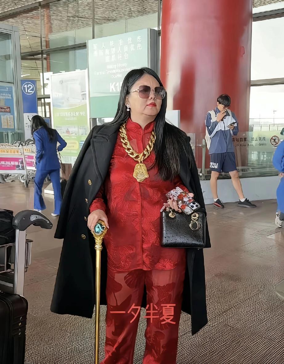 李湘的传奇人生令人赞叹！50岁，她的人生已是一次完整的体验，美丽、瘦过、胖过，婚