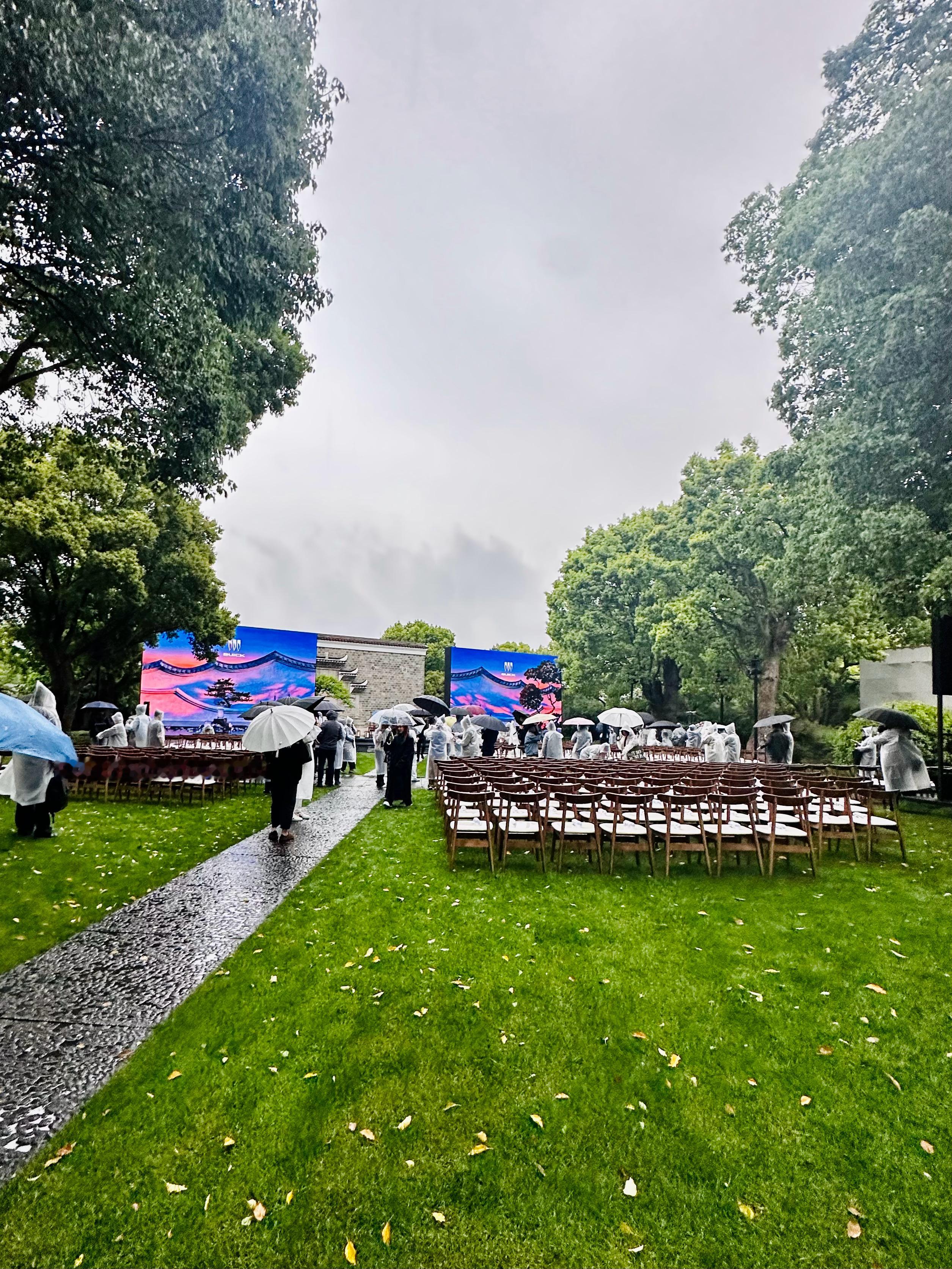 小助理我抵达别克世纪CENTURY上市活动的现场，虽然今天下雨，不过上天指定是在