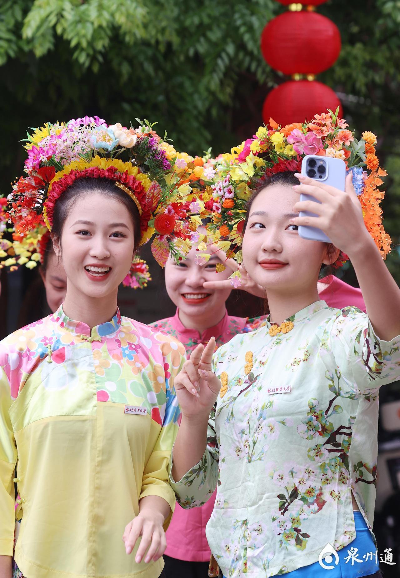 东西南北中，各地春节被列入非遗的庆祝活动。
东：巍山凸肚龙灯、蟳埔女习俗
西：兴