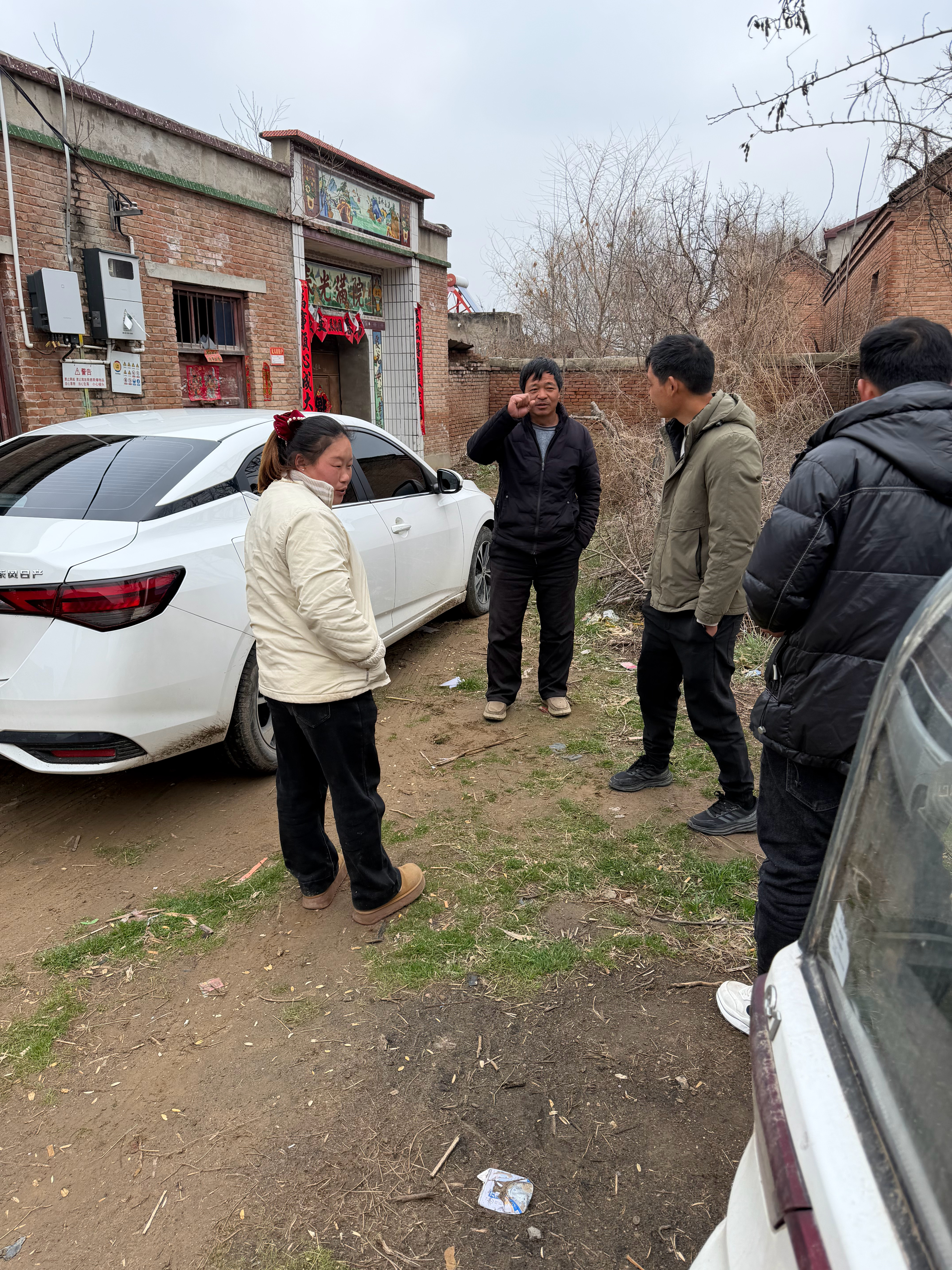 农村村里CBD中心情报局，刚才还在聊中东局势，话锋一转，一个哥突出提出：我们几个