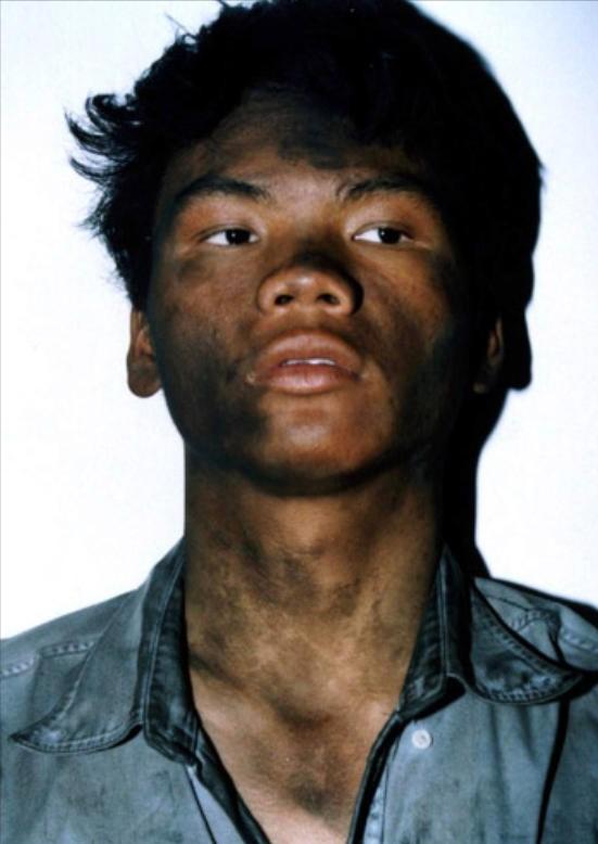 2004年3月15日晚的三亚，当蓬头垢面的马加爵被按倒在地时，没有挣扎，没有辩白