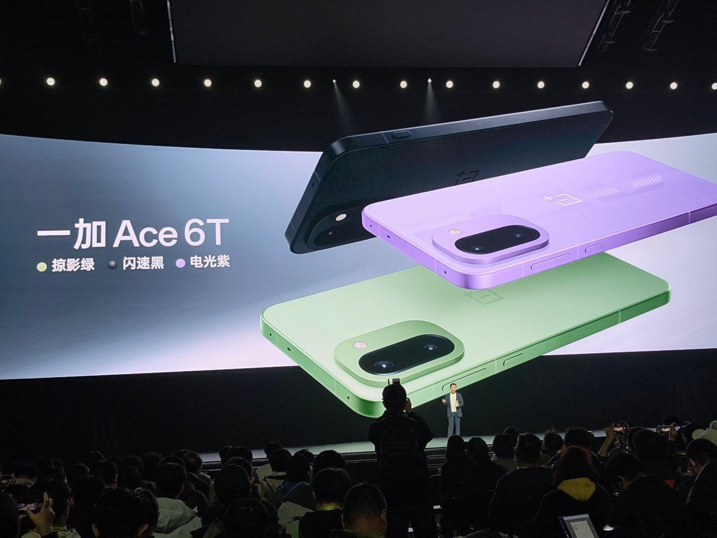 一加Ace6T这个电光紫确实好看，辨识度很高 ，已经上手了，整体握持手感不错 杭