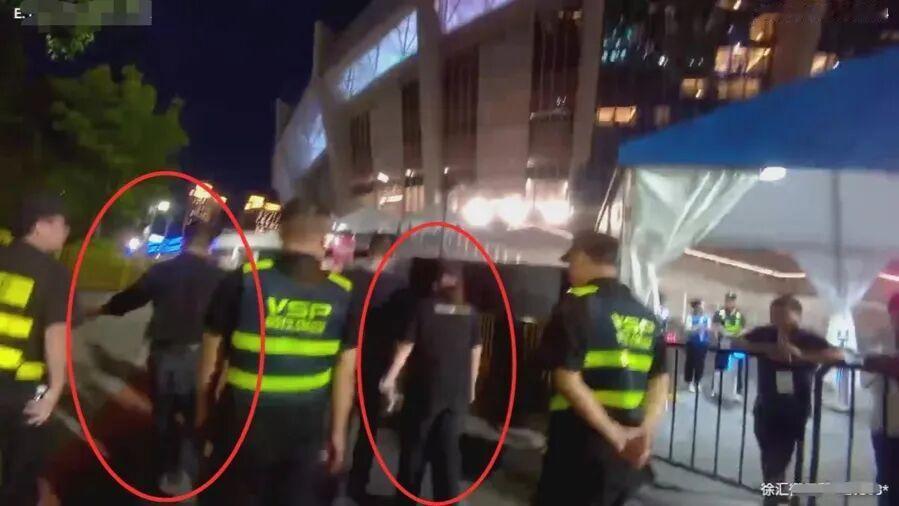 近期时代少年团 “加冠礼” 专场演出落地上海体育场，现场人气高涨，部分未抢到官方