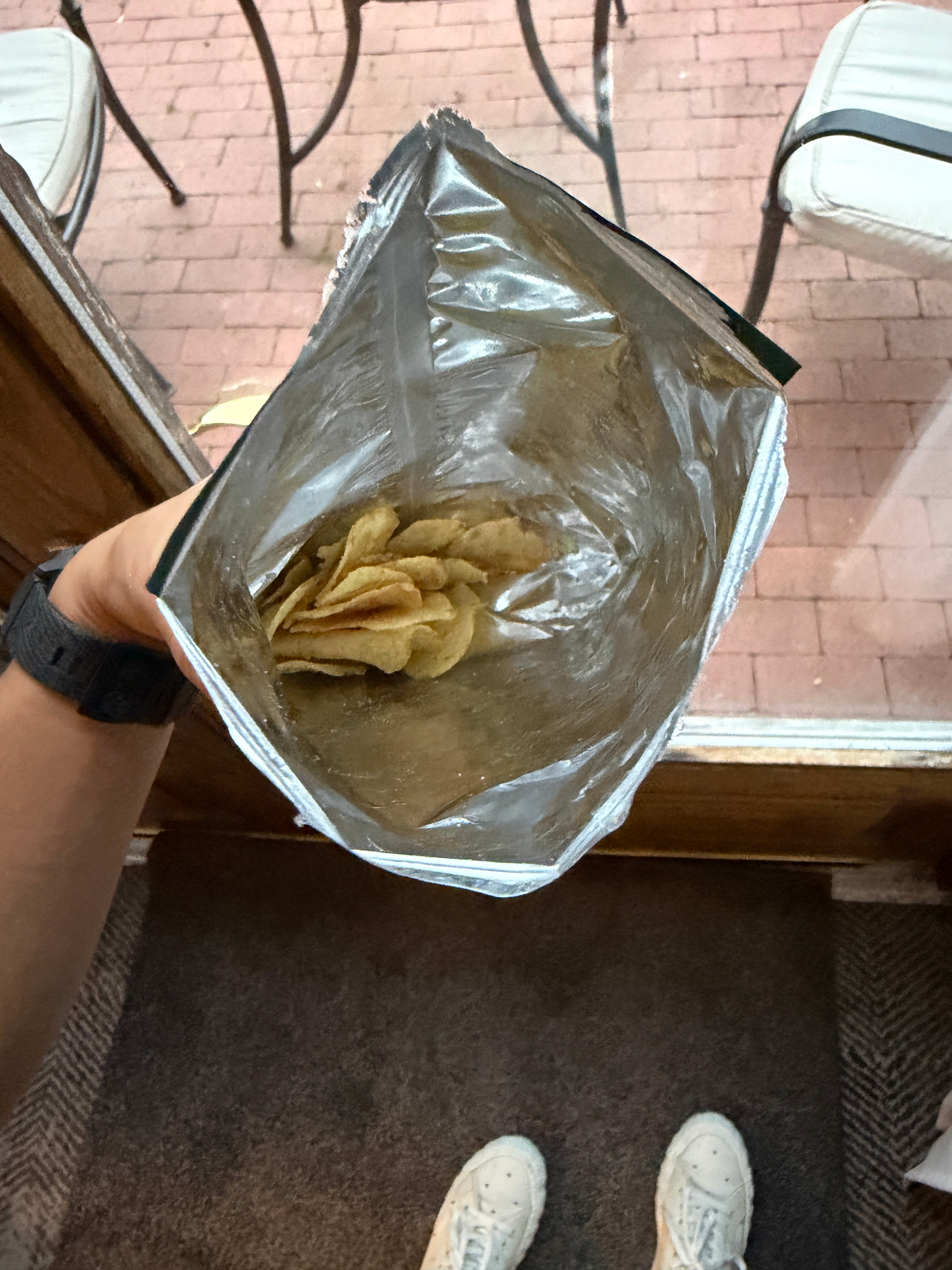这款薯片推荐给大家，我在英国老吃，很酸很脆，国内好像很少做这种风味的薯片🥔🔪