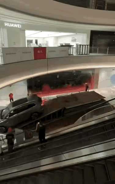 商场二楼的汽车，原来是这样运上去的啊