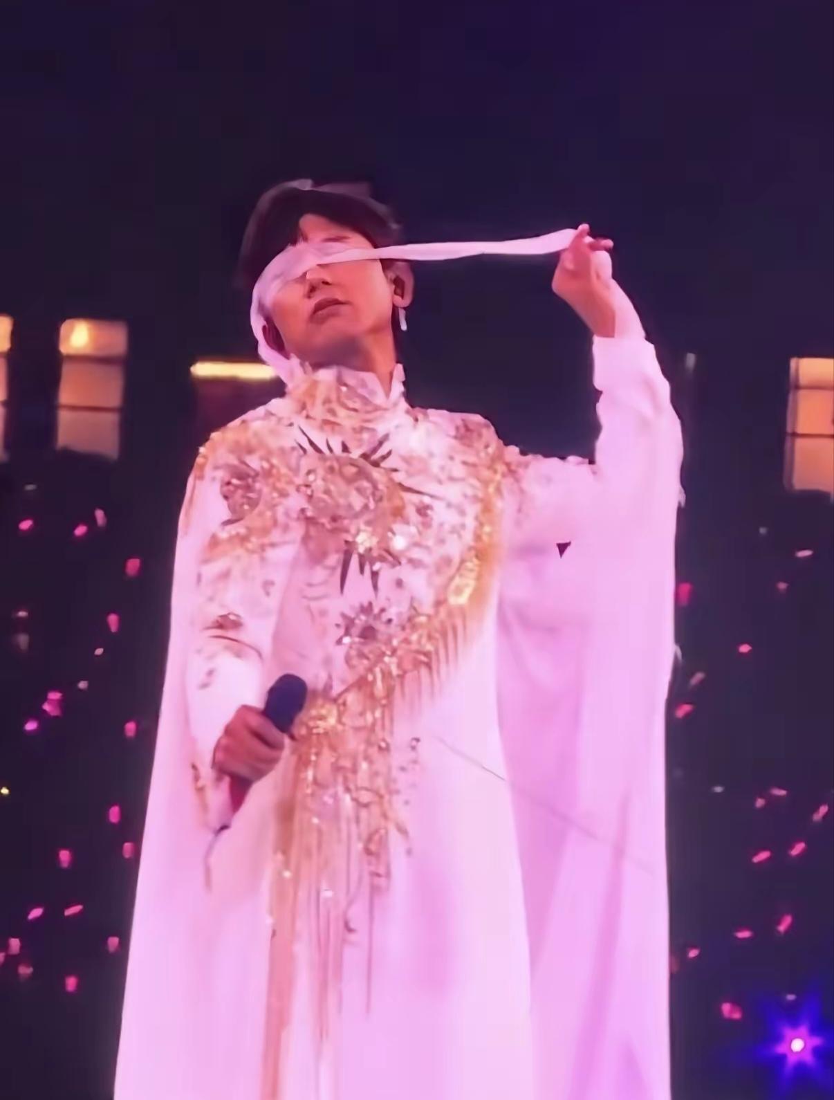 杰哥，咱也不能看见啥都往自己上套，也要讲究个“条件合适否”。

近日，张杰演唱会