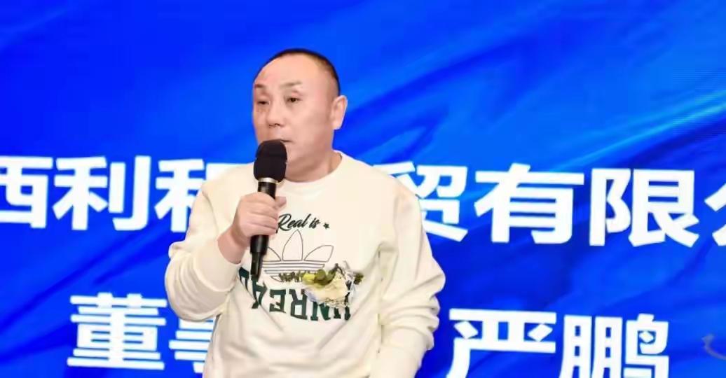 严总跳下去了。西安赛格那个开了四百家店的老板，就这么走了。
一个做实业的人，熬过