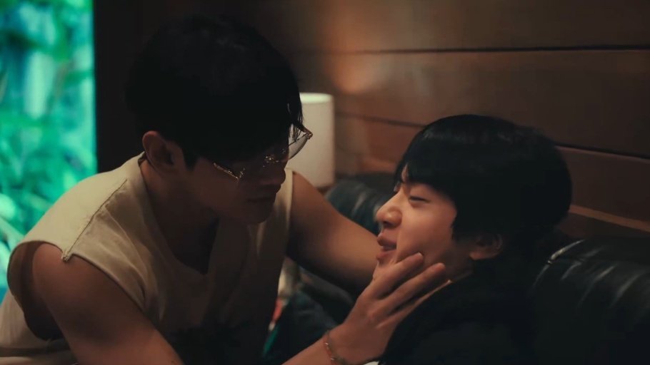 您好 这边有两位疑似恋爱的证据 下次麦麸什么时候 事情蛮大的 我和围巾批都在等您