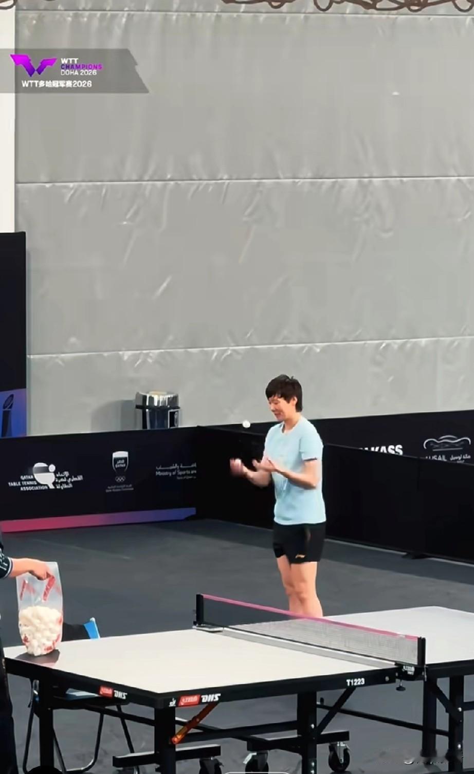 王曼昱训练结束后的小放松。
这次多哈冠军赛女队教练只来了马琳和李大成两个人，任浩