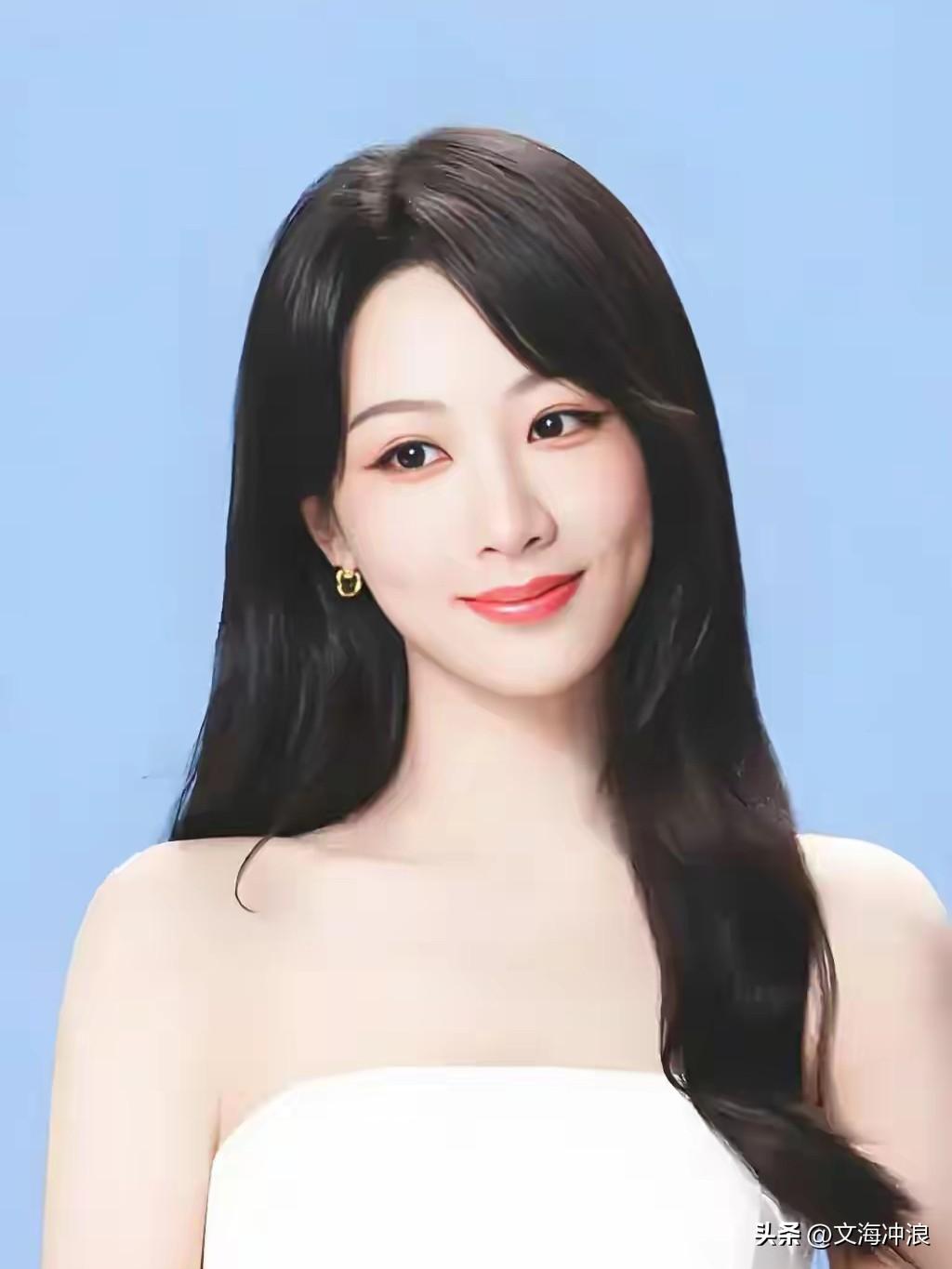 中国诗人为演员杨紫写的一首藏头诗：家有儿女长相思，锦绣芳华欢乐颂！

此诗根据杨