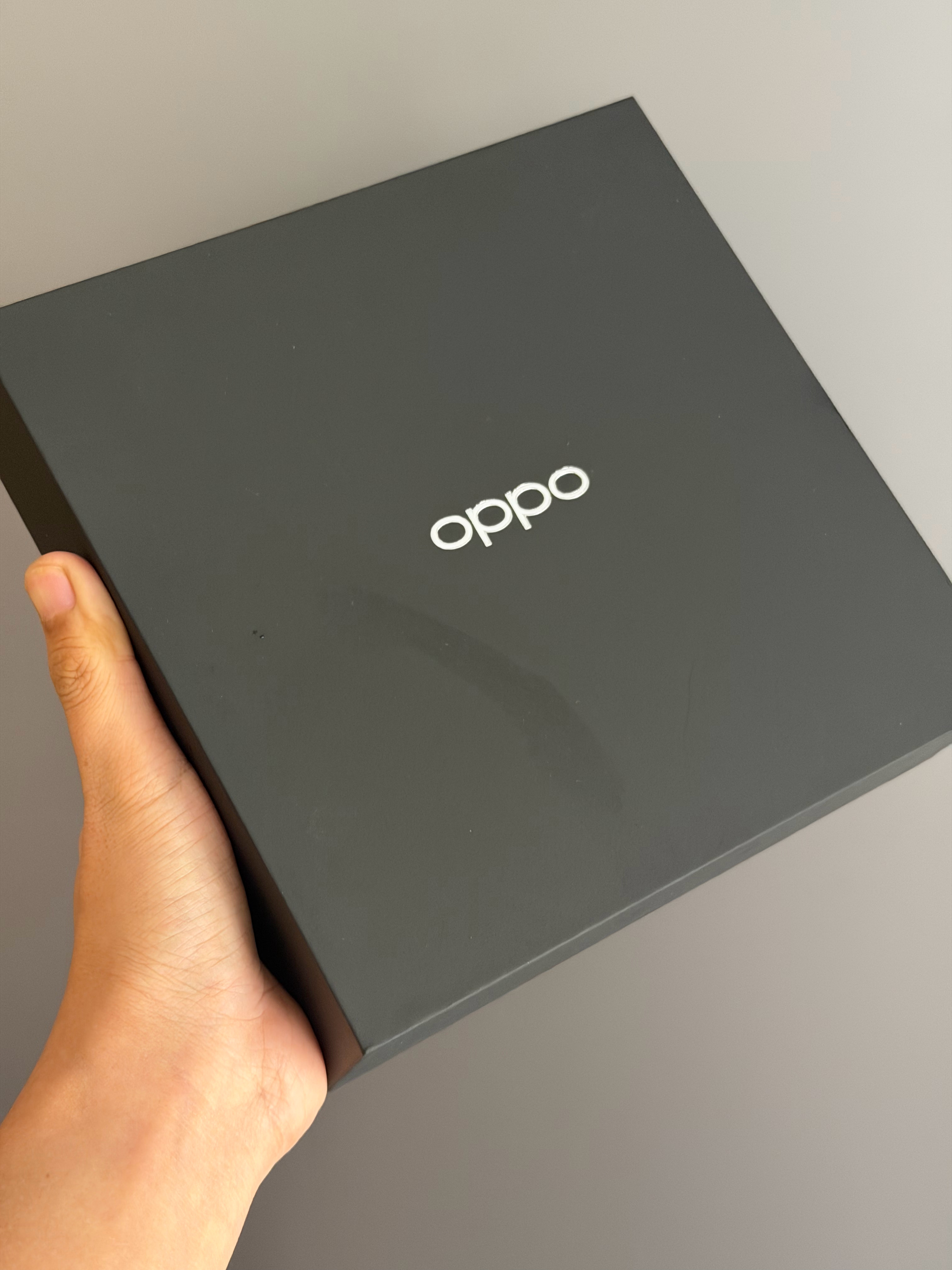 收到了 OPPO Find N6 发布会的邀请函，这次给了个 HR 黑绷带的面霜