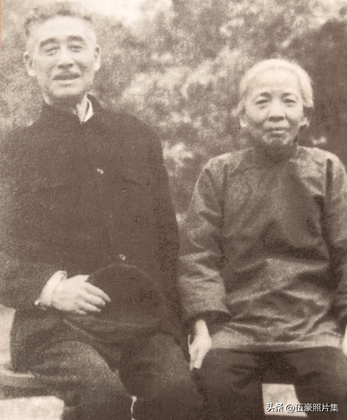 1959年，邓以蛰与夫人王淑蠲合影于北京大学朗润园。邓以蛰先生是中国现代美学的奠