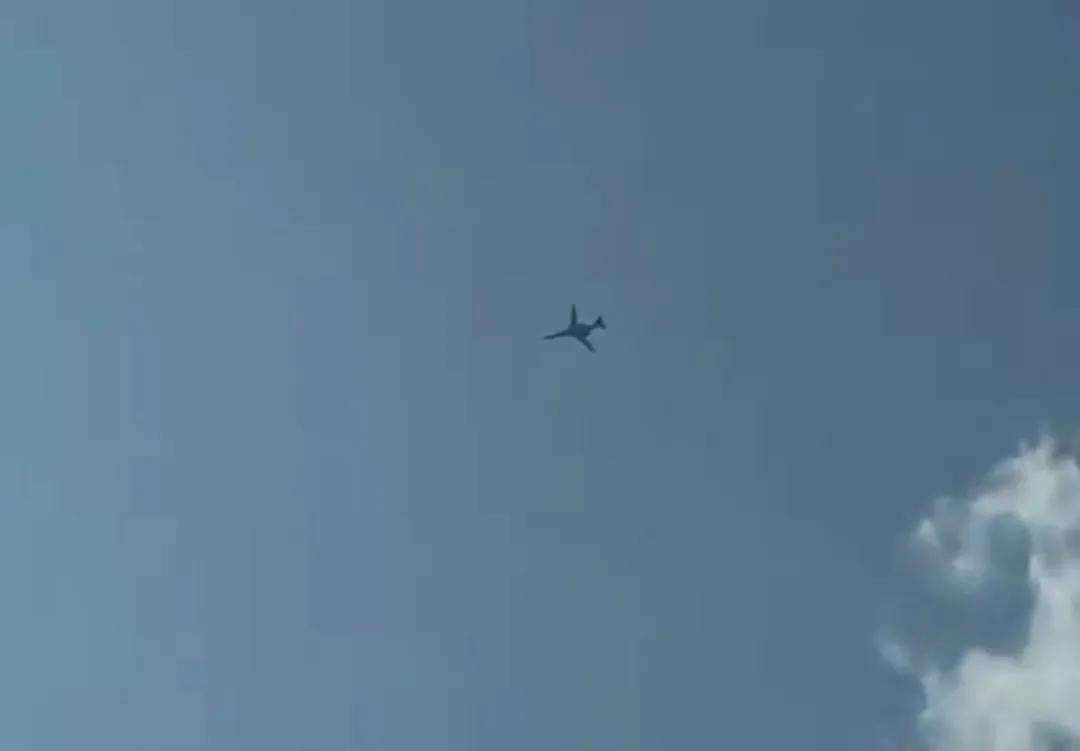 在特朗普表示要打击伊朗最坚固的地下核设施后美国在英国起飞了多架B-1B轰炸机，该