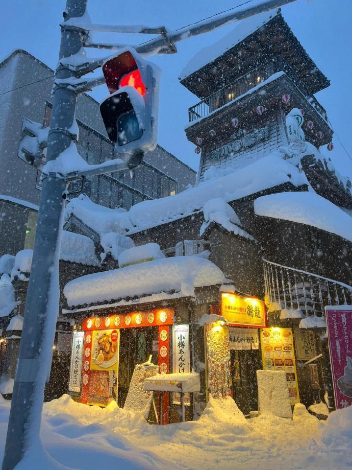 北海道罕见暴雪游客称这辈子再也不来  日本北海道遭遇40年难遇的暴雪，直接“瘫痪