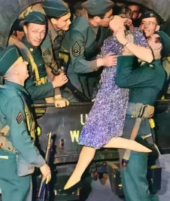 好莱坞女星玛莎·奥德里斯科尔于1944年，到前线劳军的照片。作为慰问团队一员的她
