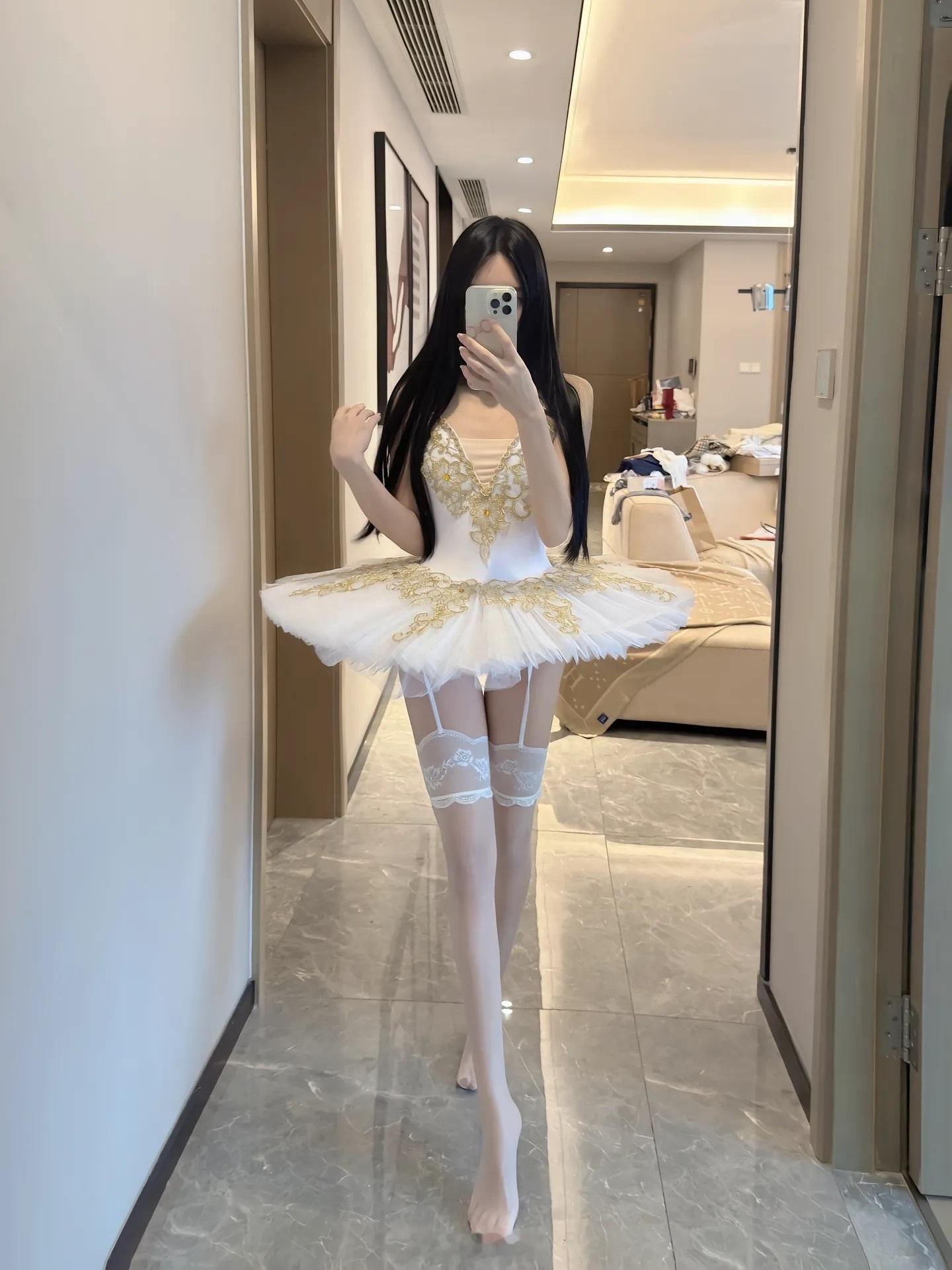 年少不知白丝好 错把黑丝当成宝[舔屏]  ​​​