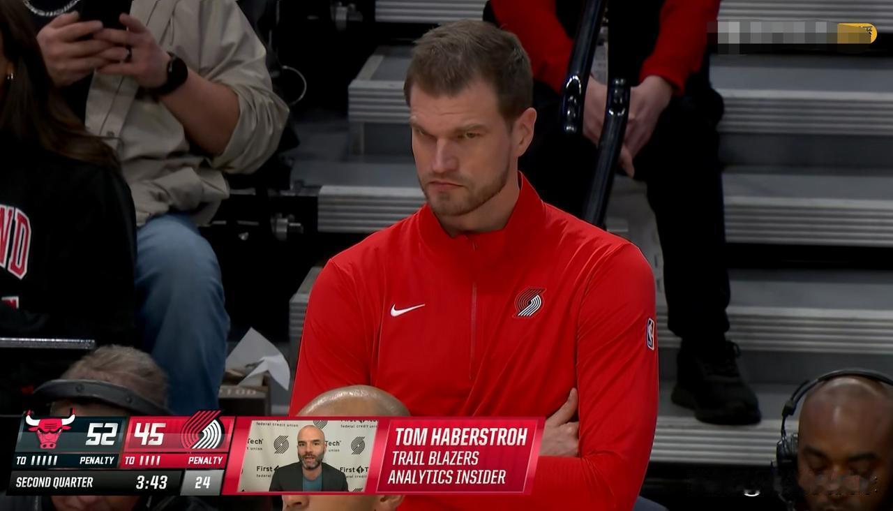 开拓者主帅斯普利特真是江郎才尽了！在今天进行的开拓者和公牛的比赛中，当时比赛进行