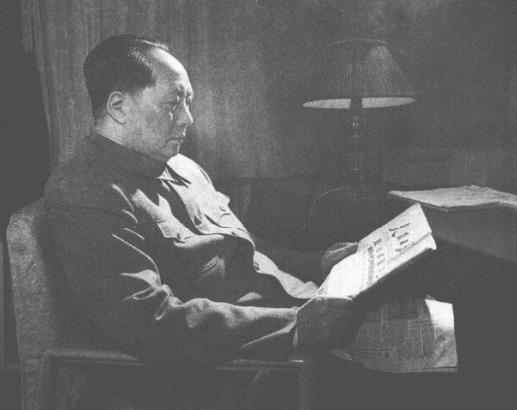 1961年毛泽东在看《人民日报》。