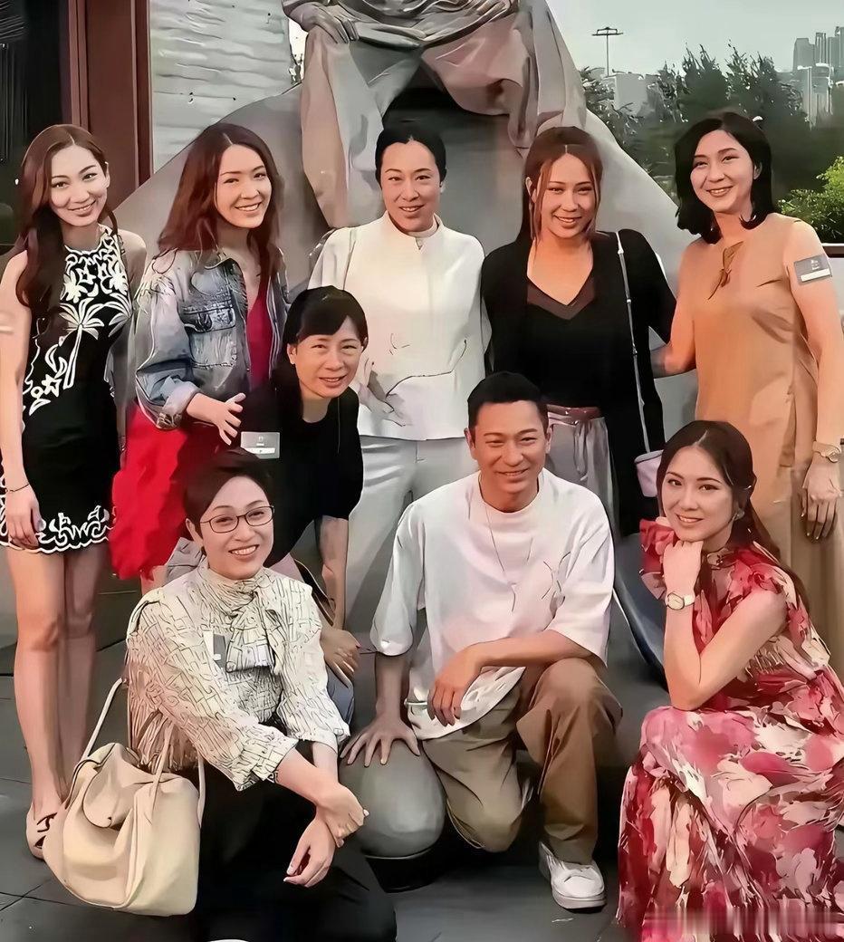 照片中，除了刘德华，还有谁，叫什么名字？ 