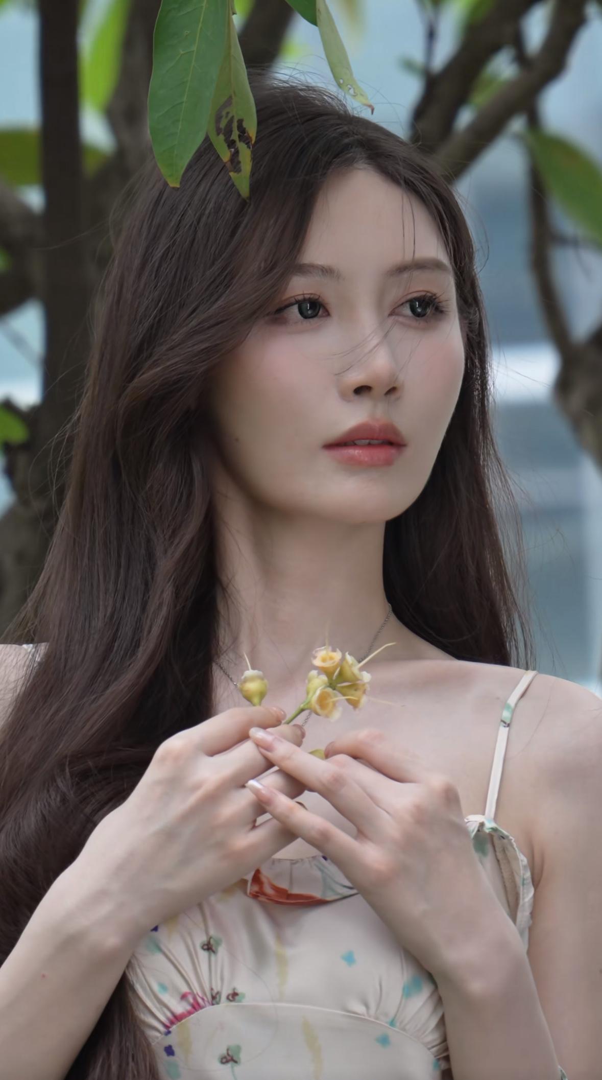 夏日花语，静谧时光，少女与花共舞。分享随手拍下的风景照 版式模特般的街拍分享