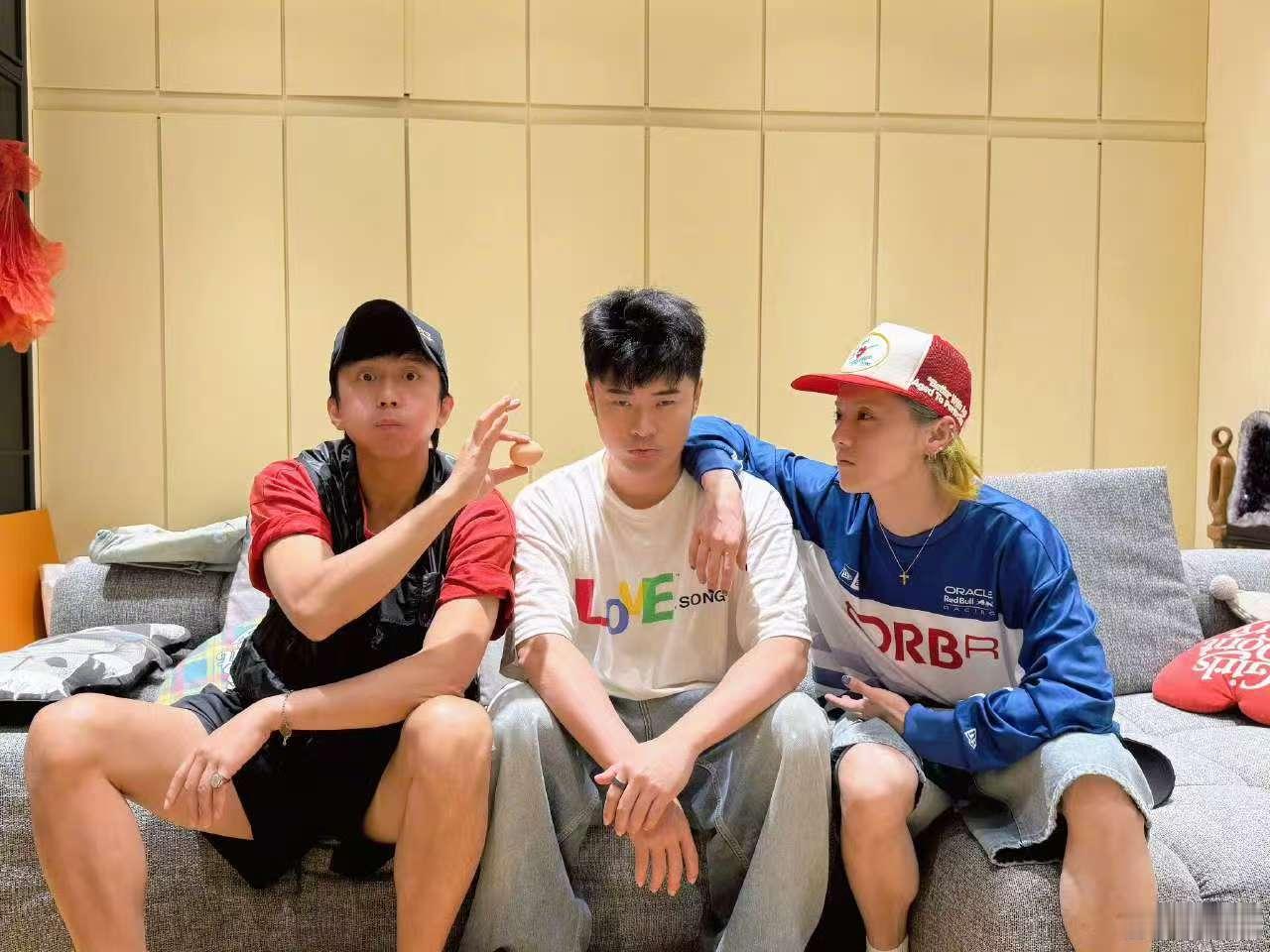 邓超鹿晗陈赫合照2.0邓超晒与鹿晗陈赫聚餐合照啦邓超晒与鹿晗陈赫聚餐合照 ​​​