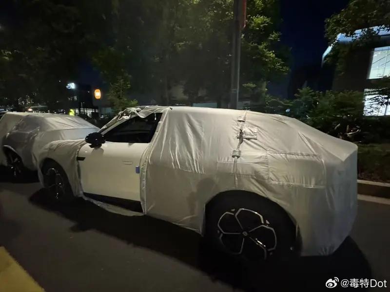 新车速递【小米YU7新车色曝光 将于月底上市】根据图片我们可以看到，新车采用了白