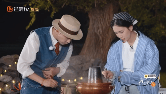 何美延和梁淞给所有夫妻上了一课
不要试探爱意
何美延夹丸子时被铜锅烫到手。
梁淞