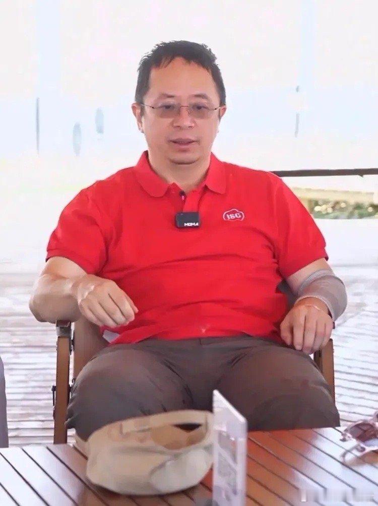 雷军是个企业家，他虽然自带流量，但是他志在此，他也没有刻意要去做网红的现象，他所