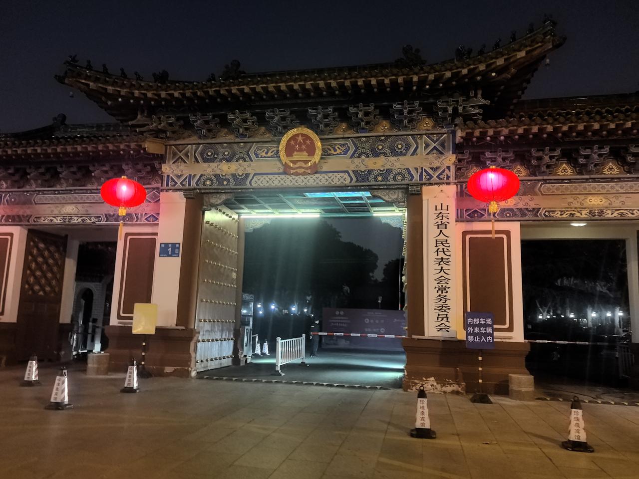济南珍珠泉
桂香柳待新生