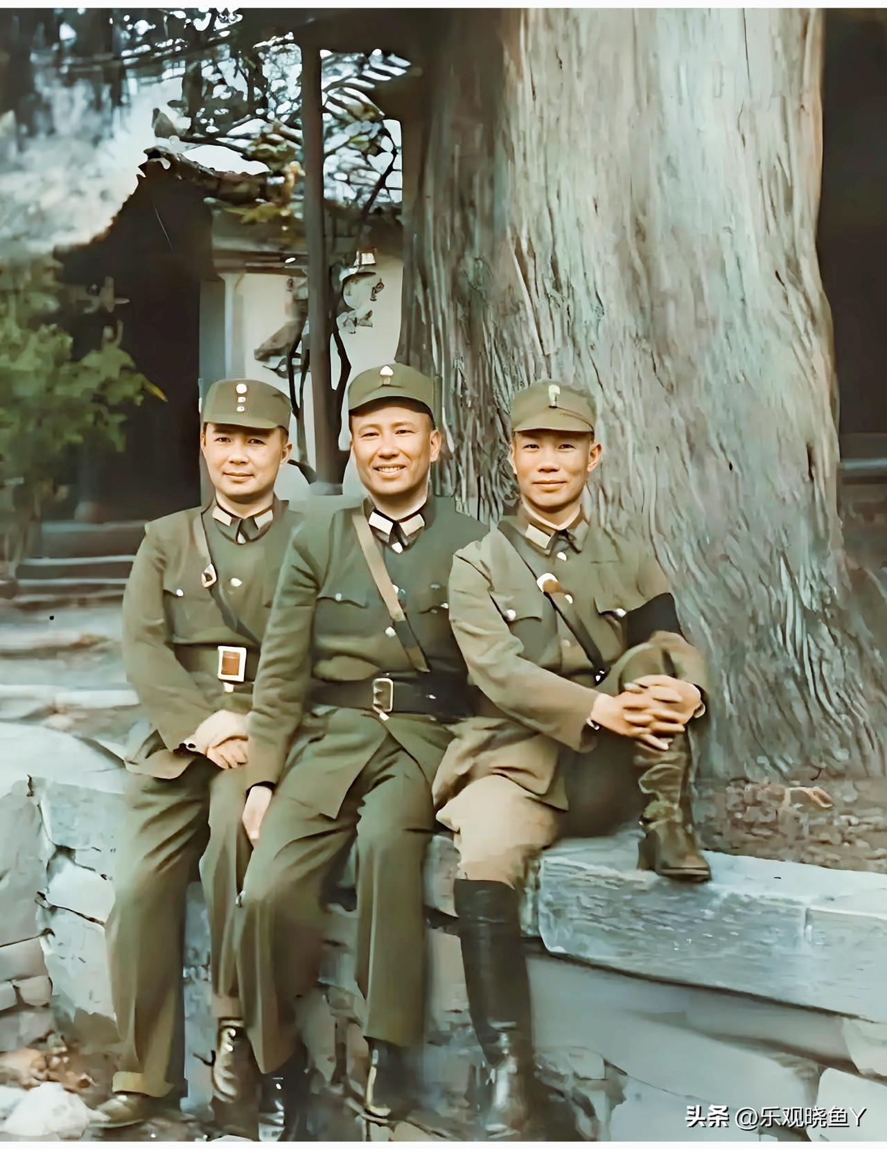 一九四三年，在昆明黑龙潭的黄琪翔与陈诚和白崇禧。这绝不是演戏，也绝不是演员所扮演