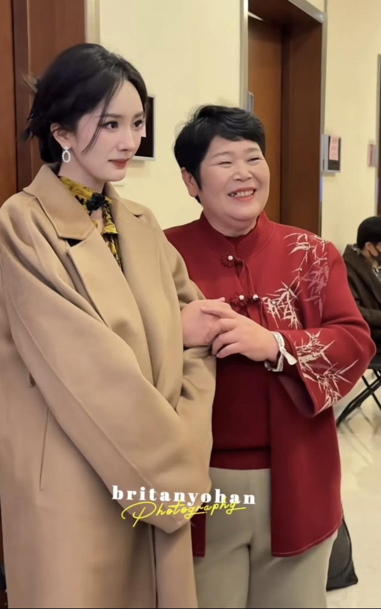 房主任和杨幂共同为女儿录制视频，这样的跨界合作真是让人意想不到又充满惊喜！房主任