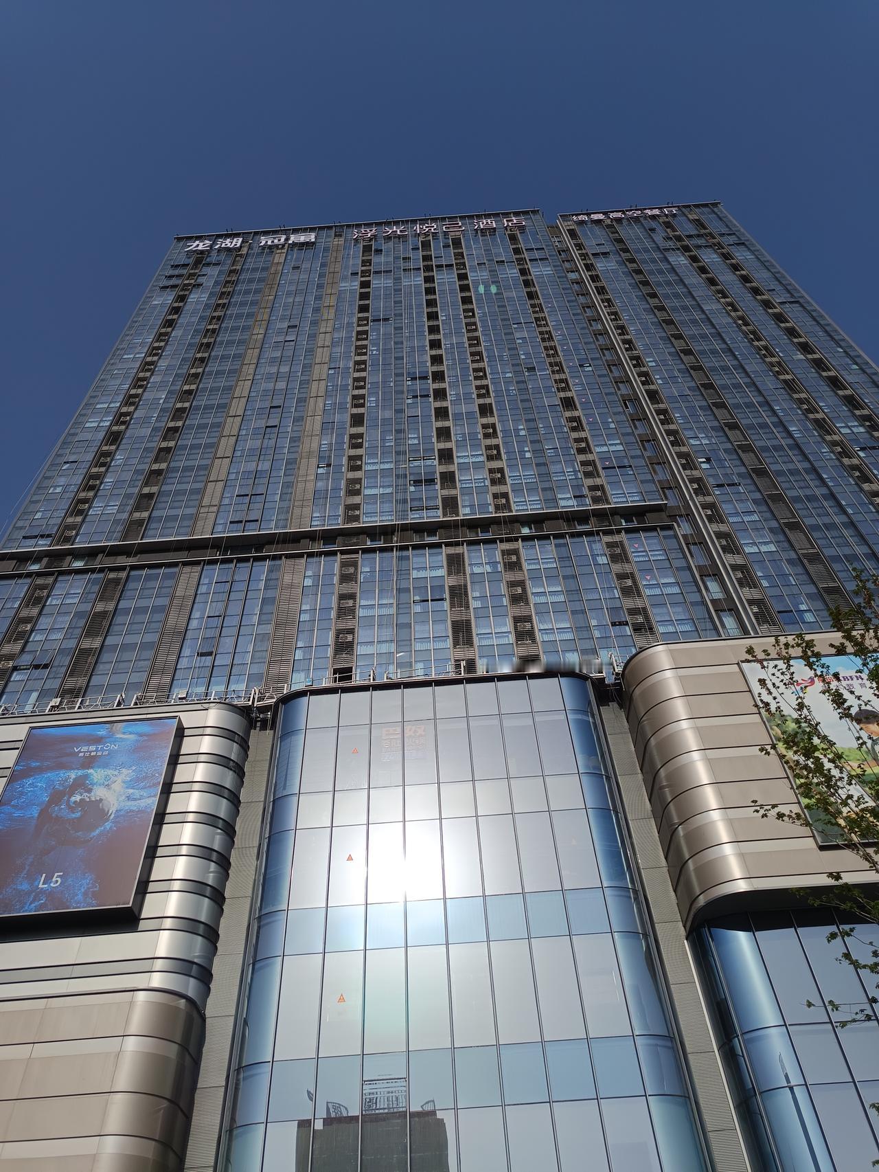 幸福林带板块配套加持，浮光悦己酒店、绮曼高空酒店和龙湖冠寓，让城市更新直接起飞。