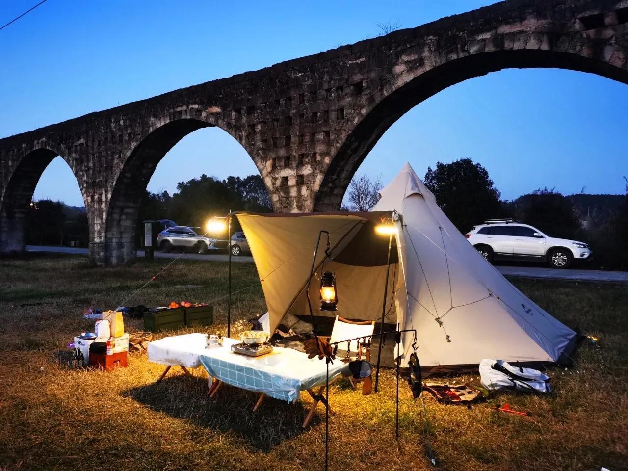 #秋日三餐打卡#
夏末初秋，
这是一年中最适合露营的时候了，去选择一片原野“发呆