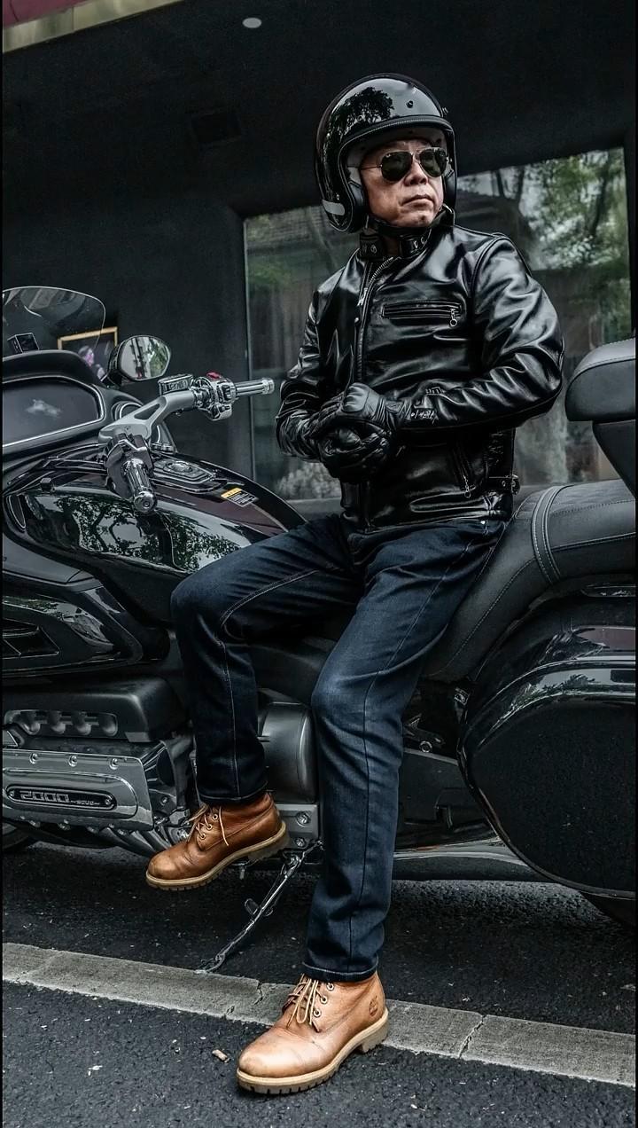 魏总长得这么有型，身材管理也极为到位，驾驶实力有目共睹，必须给自家产品“带盐”一