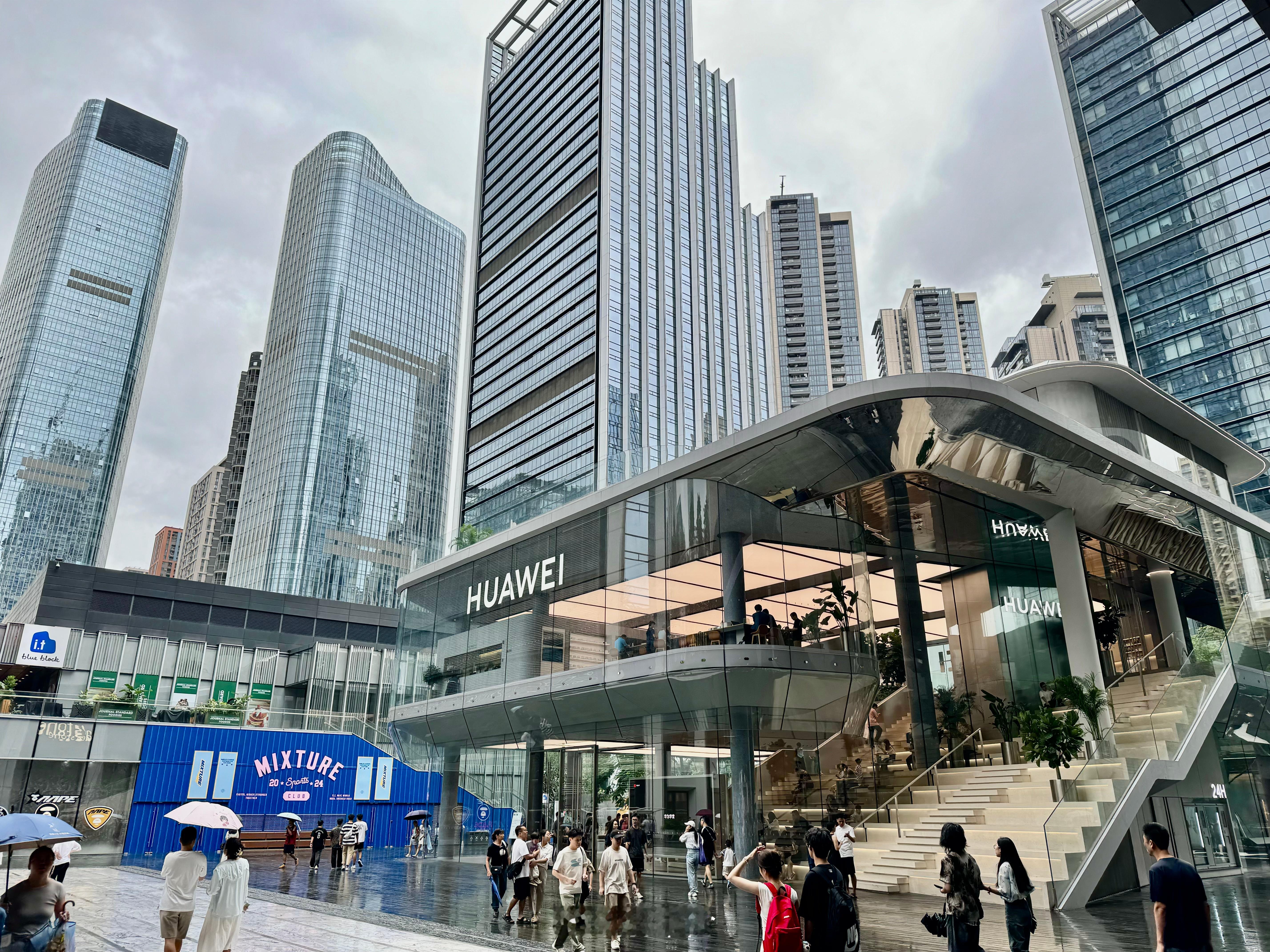 今天又来预约华为三折叠了，华为这点小心思，20号发售，正好和iPhone16同一