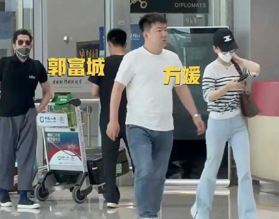 5月18日下午，郭富城现身机场，昨天为方媛姥爷守灵，老人下葬后立马赶回香港忙工作