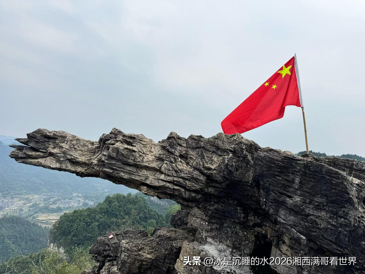 朋友都说这块石头像鳄鱼，我瞄了半天自行脑补一下，还是认同形似鳄鱼 也算是新的晋升