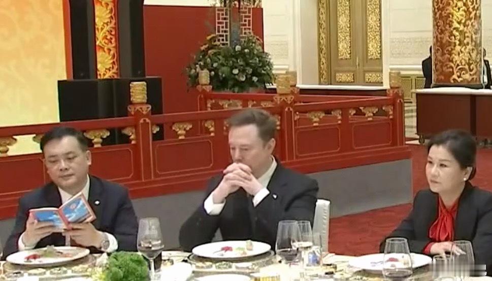 雷总旁边坐的两位美方企业家不认识，应该安排坐在马斯克边上啊，估计会碰撞出各种火花