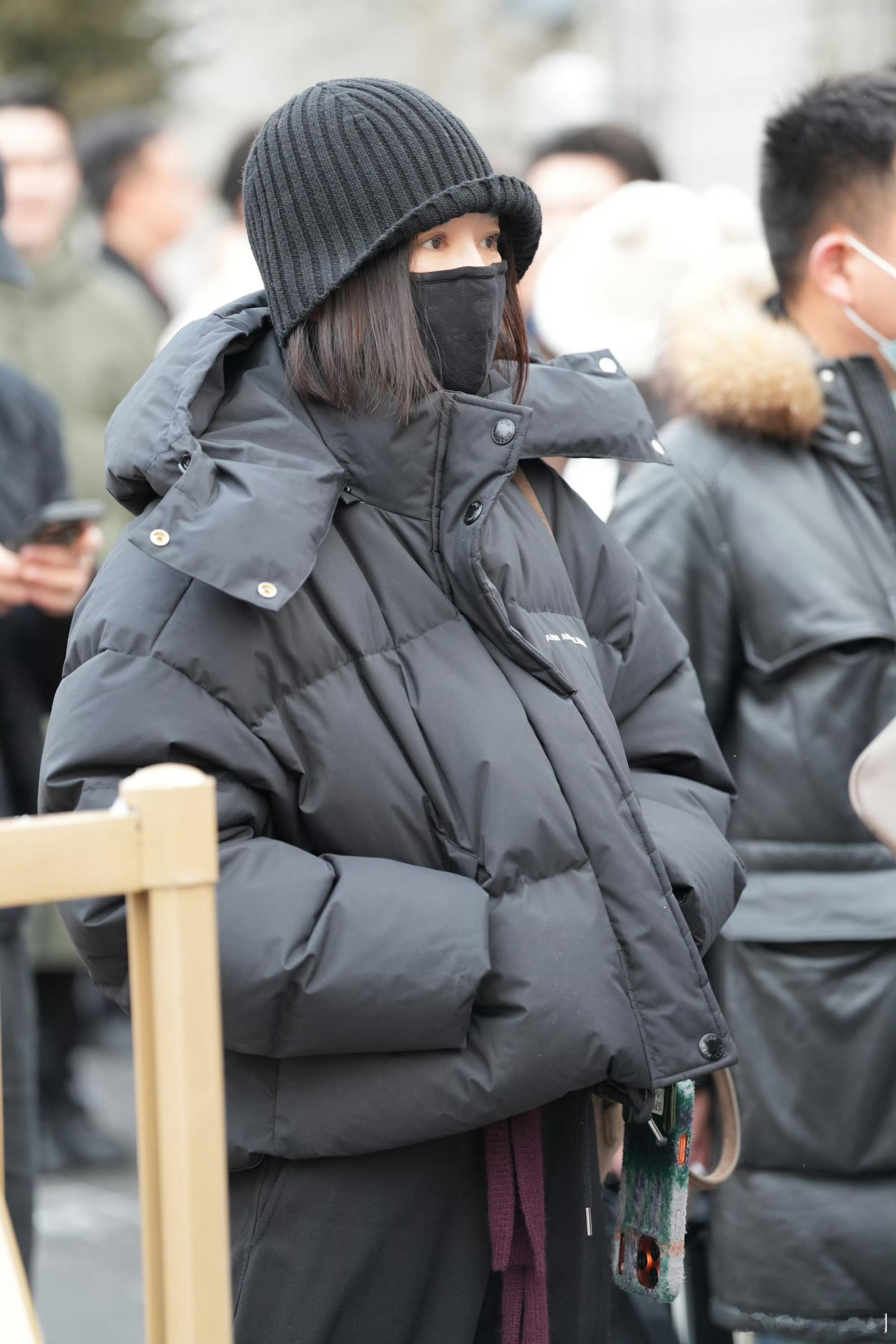 秦岚现身春晚联排 内娱冻龄女神实锤！零下天气裹成粽子也挡不住氛围感，不知道这次会