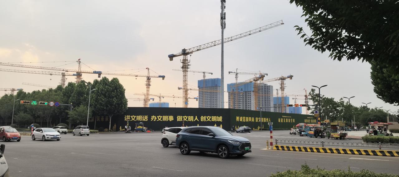 滕州市北辛街道，城市更新工程冯河片区，塔吊林立，机器轰鸣，一片繁忙景象。该片区属