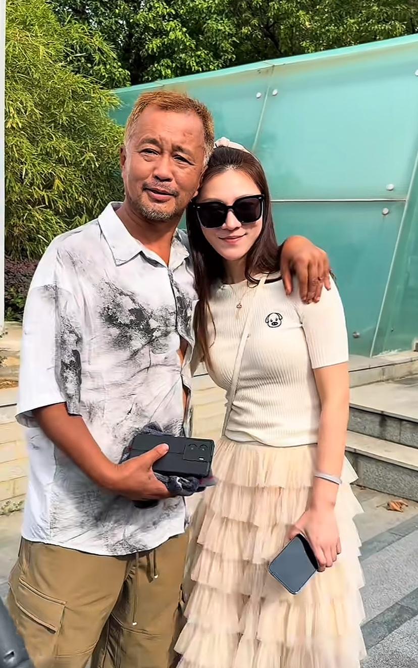 一个好端端的人为什么要去流浪那么久，把自己弄得脏兮兮的样子。打扮的干干净净，正常