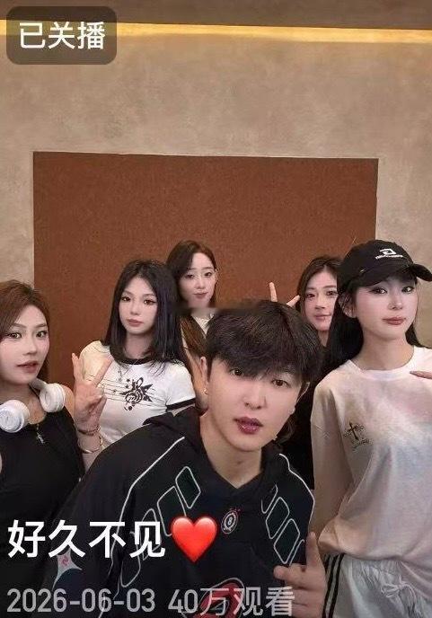 716辛洋开播26分钟，公屏30万条评论，40万人观看。漂亮，感谢来给我们放假，