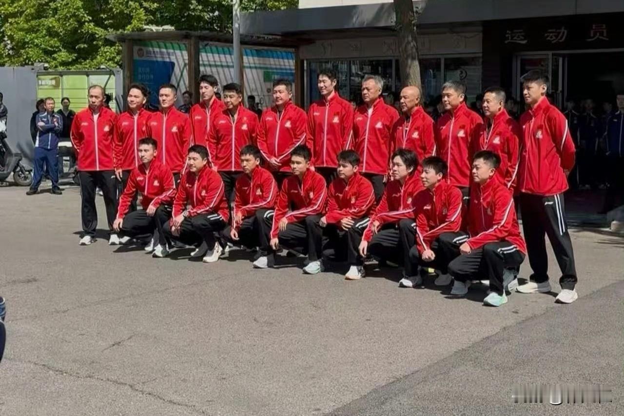 国乒男女队拍摄出征合影！
2026年4月27日，中国乒乓球队在北京身着全新“中国
