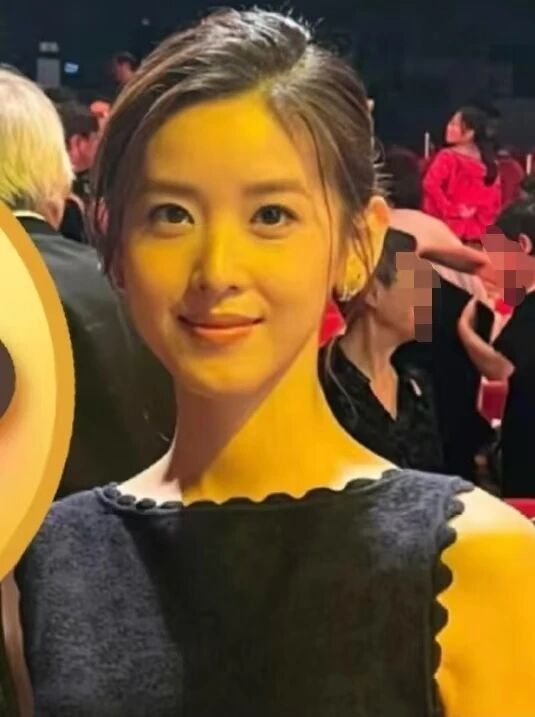 章泽天和郭晶晶同框，在香港文化中心大剧院，参加2025年未来科学大奖颁奖典礼。章