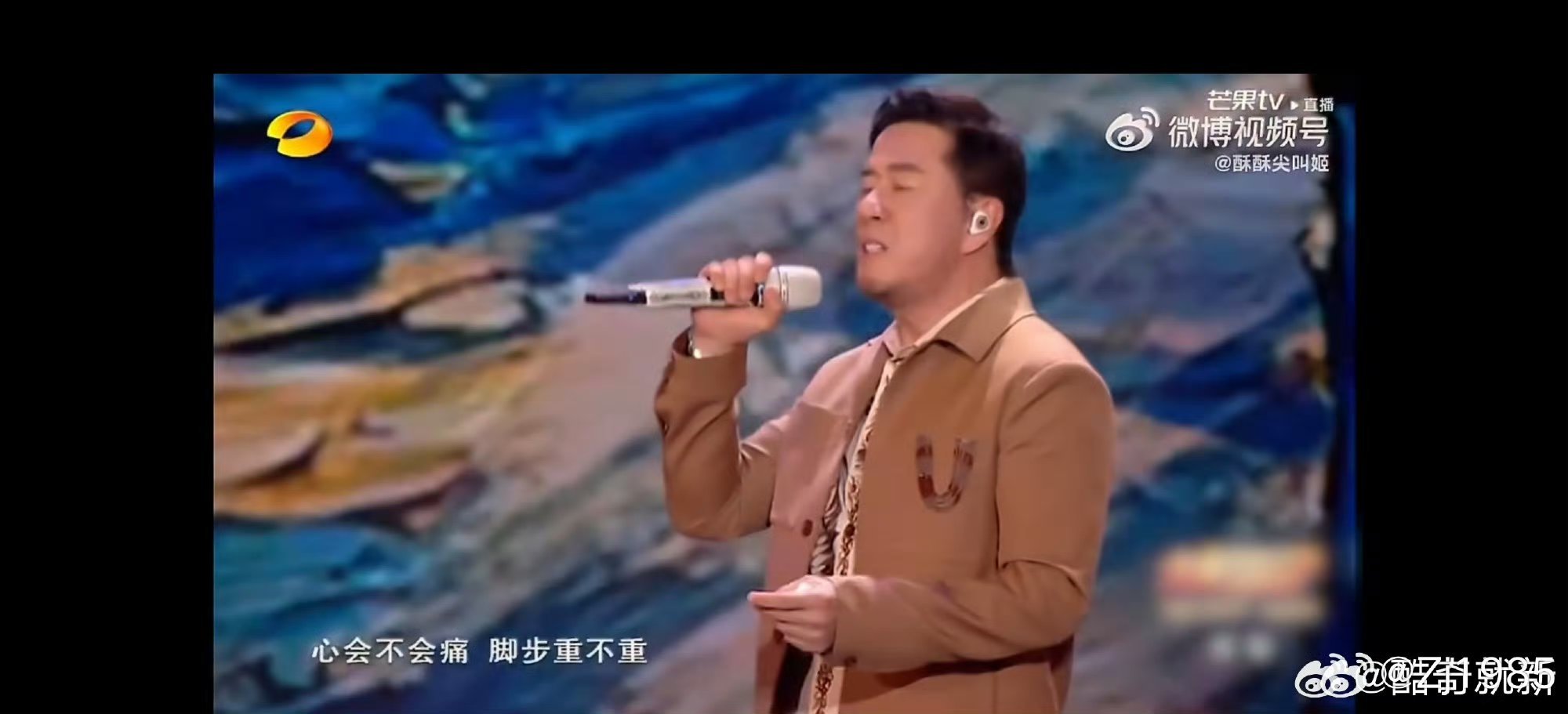 杨坤张家界演唱会王炸三连唱现场连唱三首经典老歌，节奏氛围直接拉满，全场大合唱氛围
