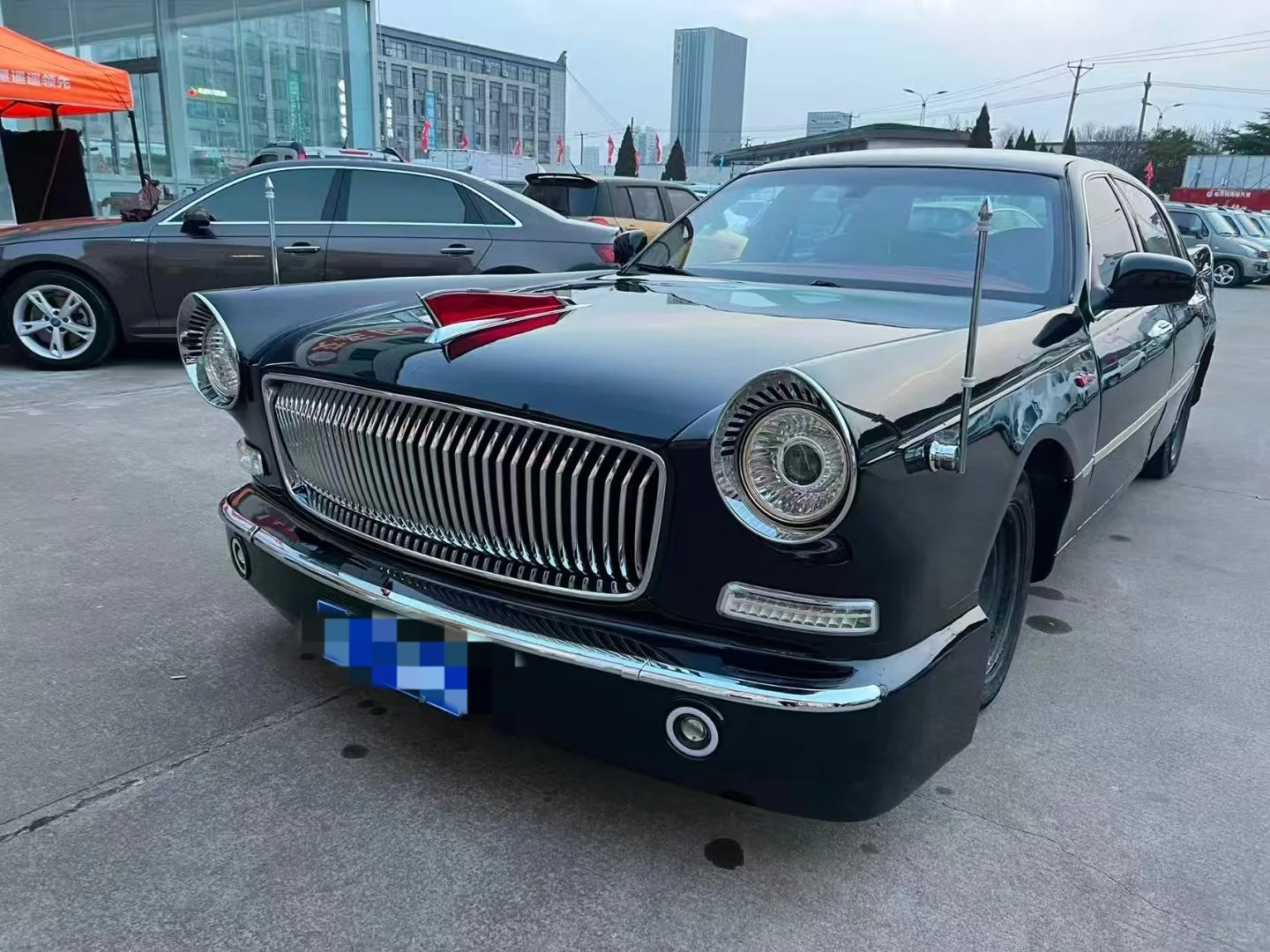 脑子里的包爆了估计就会这样吧，挺好的一台红旗旗舰（基于林肯城市换标的那款红旗），