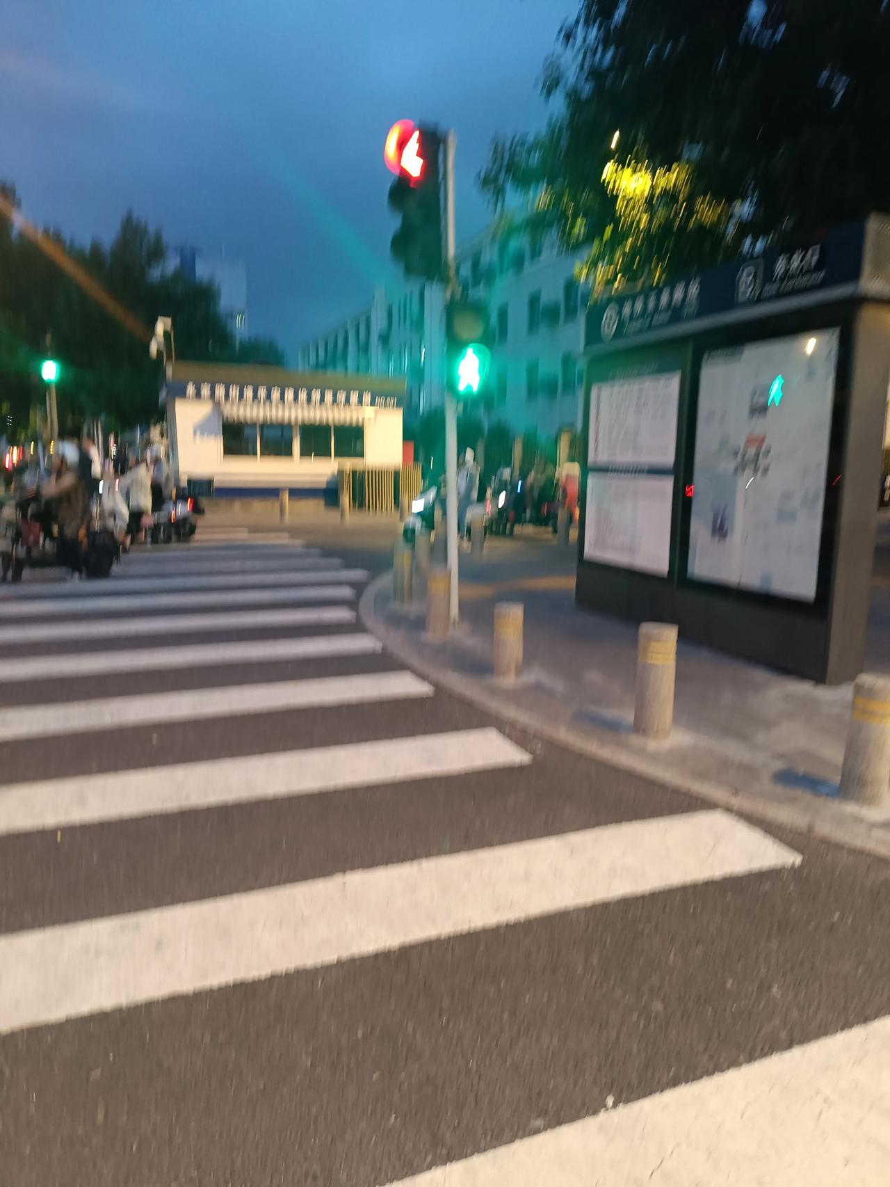 这样的路口，这样的路灯为什么不能装成那种计时的呢？这样真的特别不方便啊，特别是这