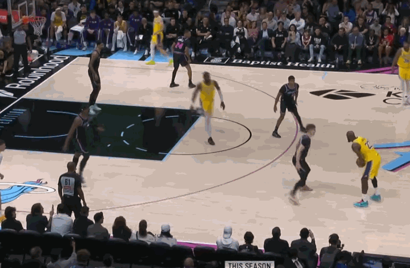 詹姆斯开始得分了，中投+空切高打板2+1！湖人vs热火