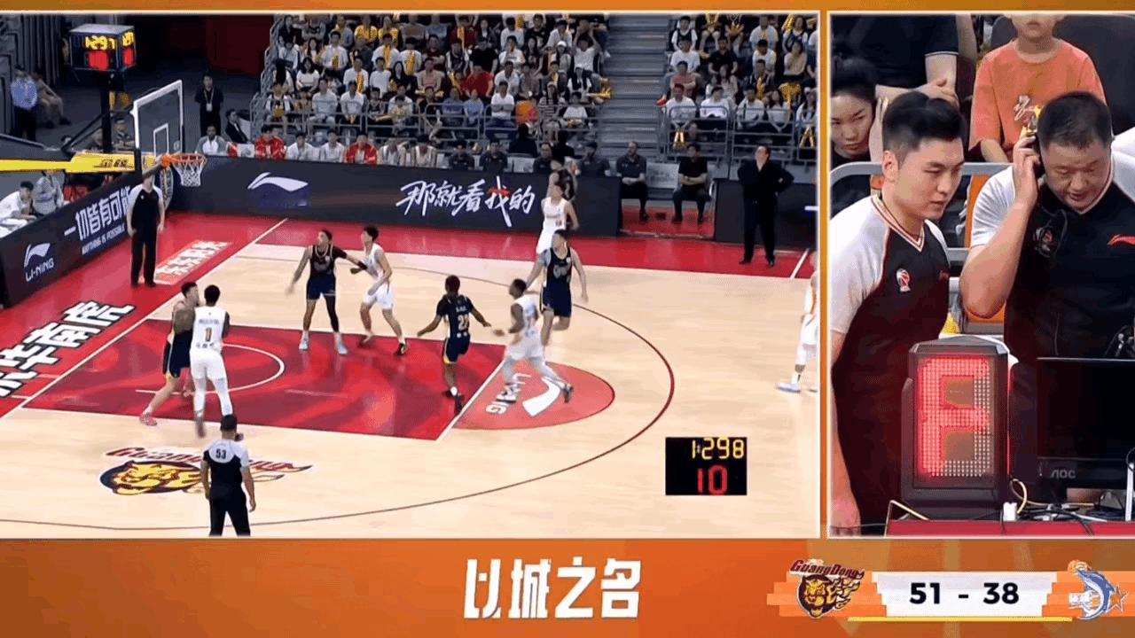 各打五十大板，这就是CBA裁判的中庸之道吗？
王少杰和马昆杜篮下卡位，马昆杜抬肘